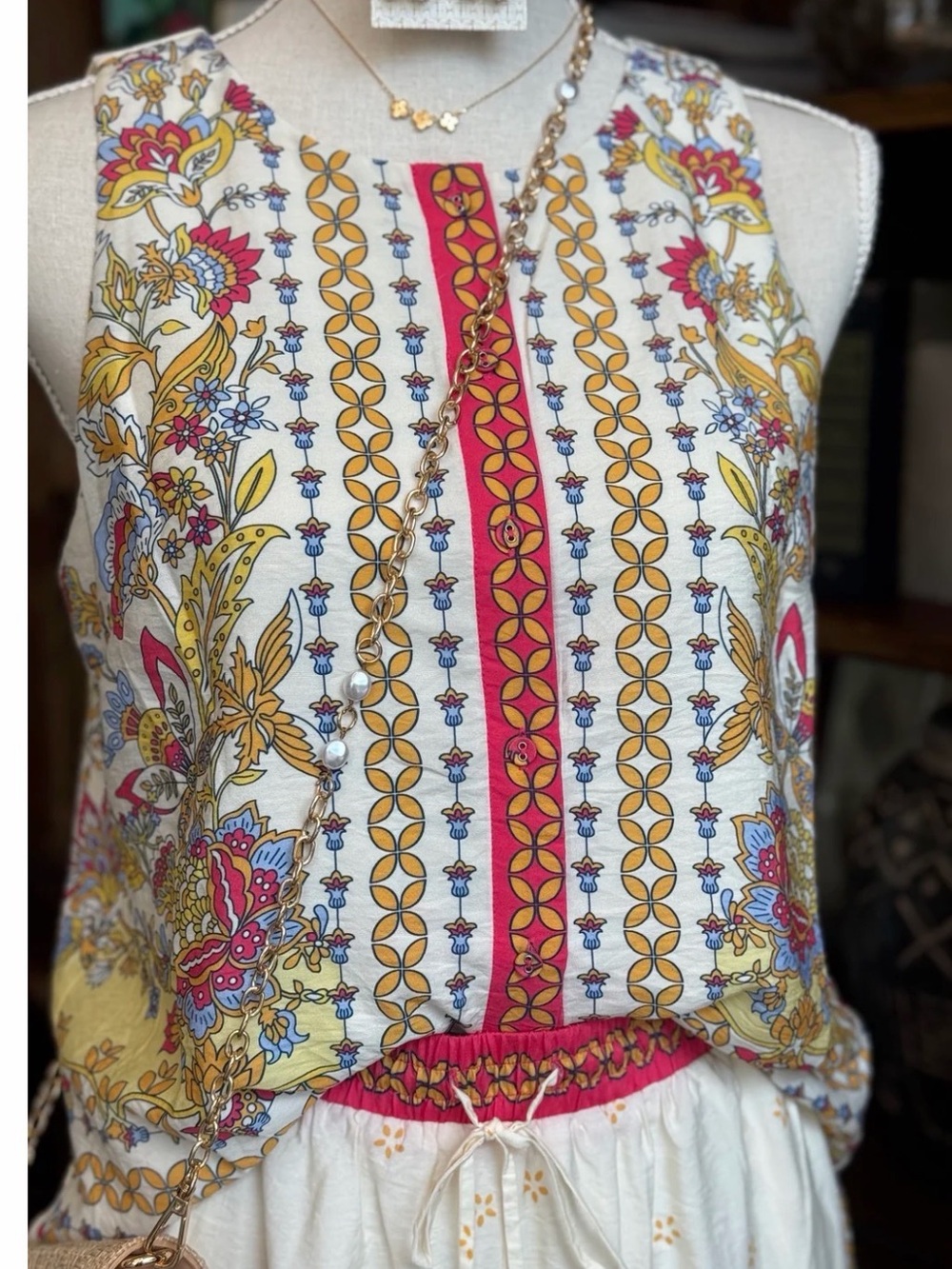 NWT Printed Sleeveless Women’s Top in White with Yellow & Pink Floral Pattern